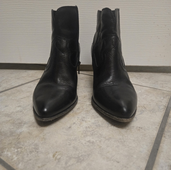 Frye Renee Seam Women's Short Black Leather Booties with heal - Picture 3 of 5